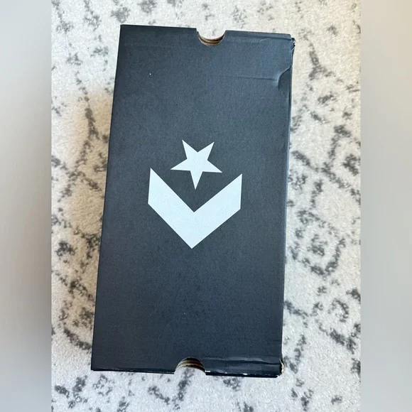 NEW IN BOX Converse Size 9 🖤 - Picture 3 of 14